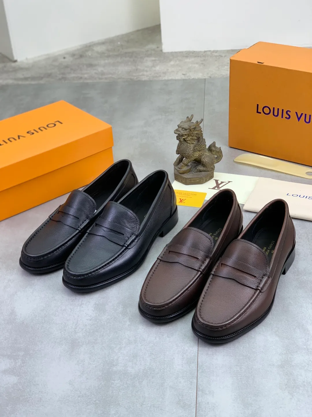 Men's men's shoes 💰P520 New style 💶[LOUIS VUITTON] Water-dyed Niuli Original order New style 🍀LV Louis Vuitton *——Top version of LV classic leather shoes! Made of imported original calfskin, original leather side strips and wear-resistant high-end rubber outsole! High quality products! Color: Black optional Size: 39-44 (45 customized)